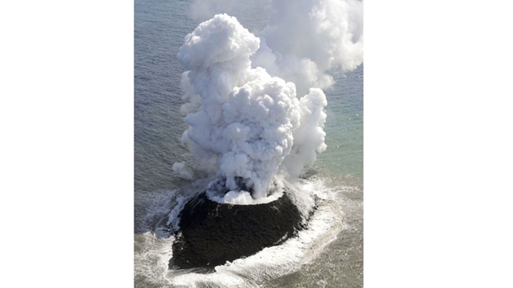 Continúa creciendo el islote creado por el volcán en Nishino-Shima Island, en Tokio