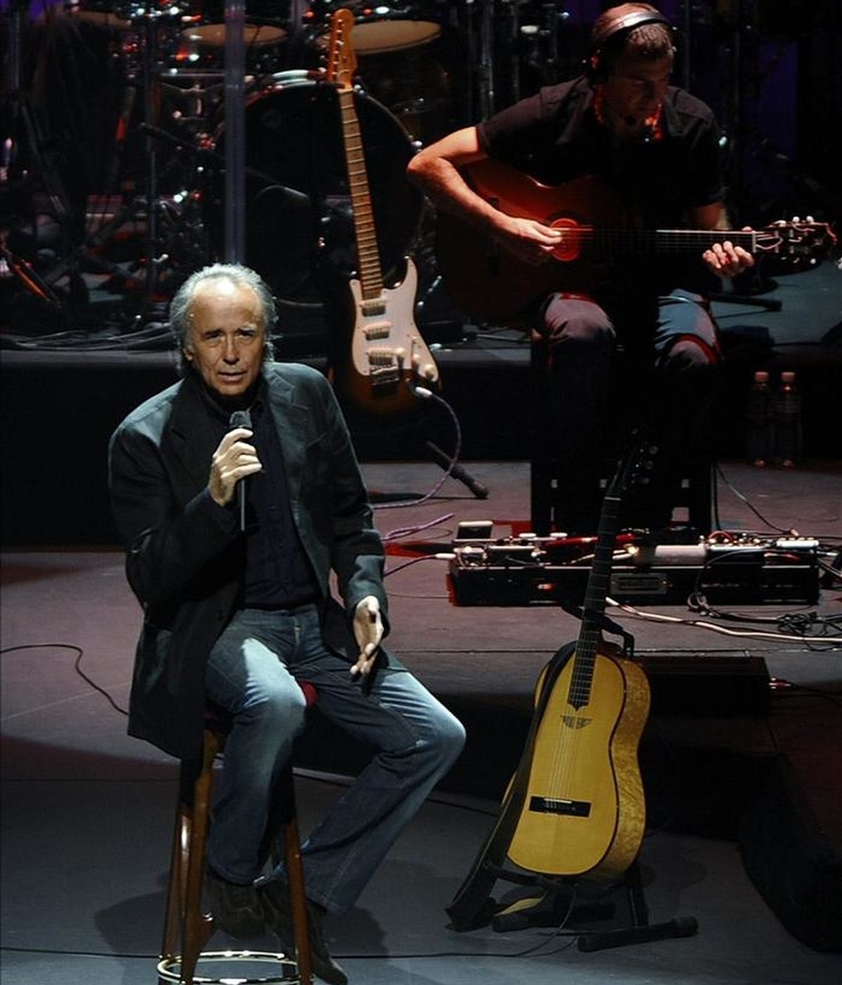 El cantautor español Joan Manuel Serrat durante su actuación en un concierto en el Auditorio Nacional de Ciudad de México. EFE