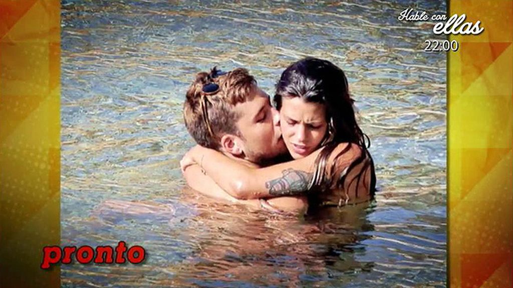 Disfrutan de una jornada de sol en una cala de Ibiza