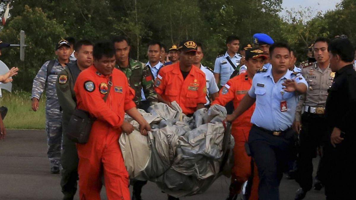 Los equipos de rescate hallan piezas del vuelo de AirAsia