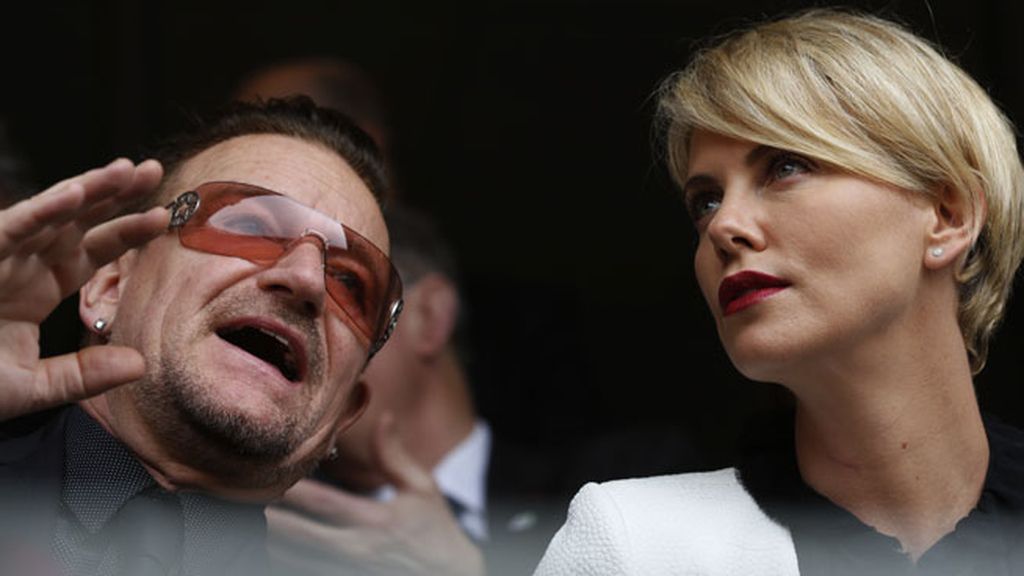 Charlize Theron y Bono, de 'U2', coinciden en las gradas del Soccer City