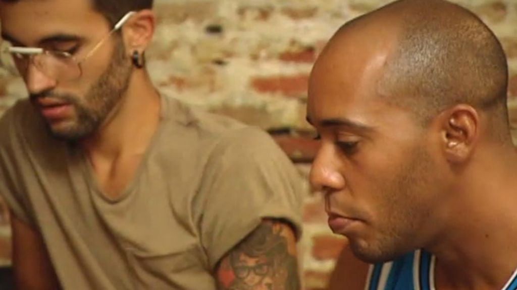 Los chicos luchan por captar la atención de Pedriño