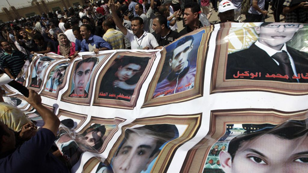 Miles de personas salen a la calle para protestar por la sentencia de Mubarak