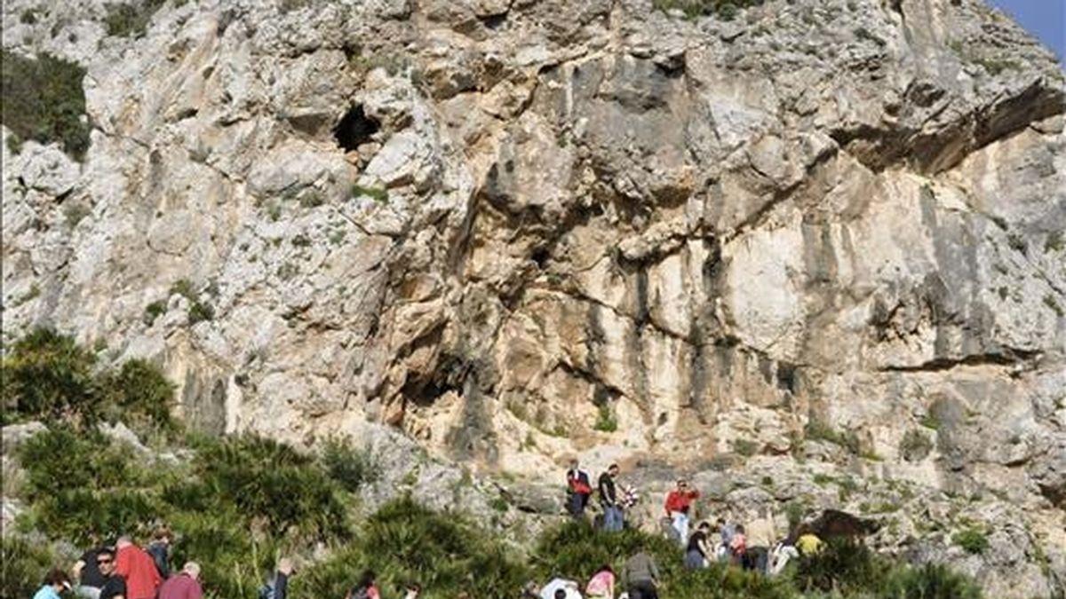 La cueva prehistórica, denominada "La Cabililla" y hallada de forma casual en el año 2001, se ha convertido en un centro de atención nacional e internacional por la repercusión de los hallazgos prehistóricos, que apuntan también a contactos humanos por el Estrecho en lugar del continente asiático. EFE/Archivo