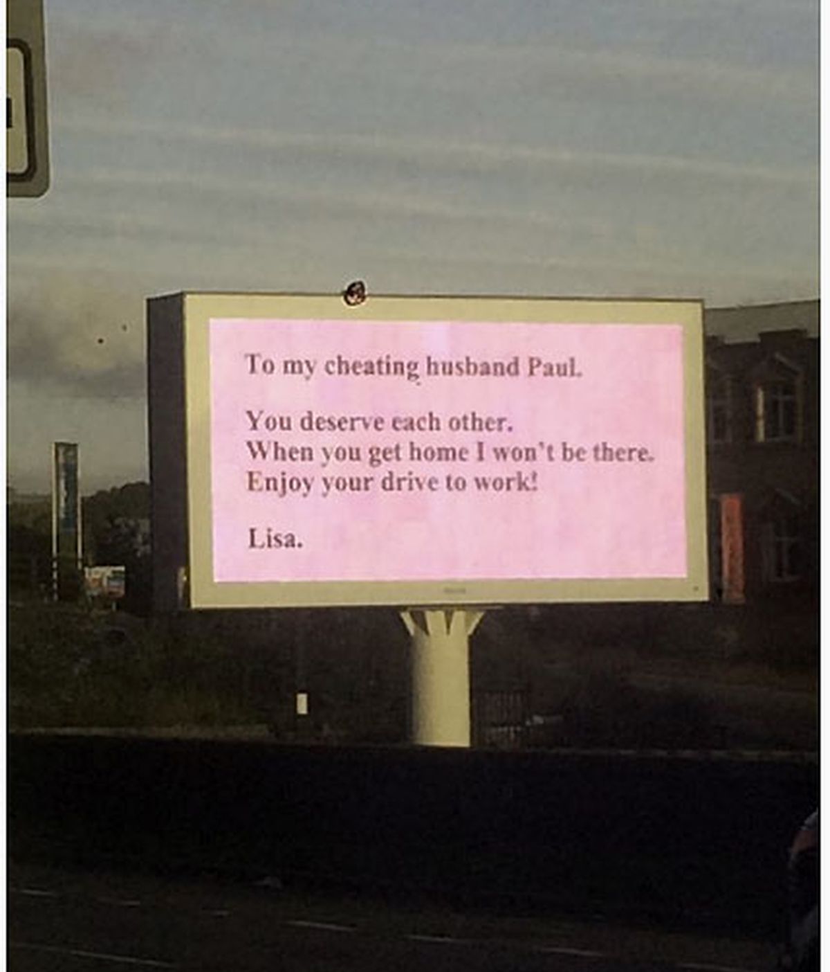 Una mujer engañada le deja un mensaje a su marido en una carretera británica