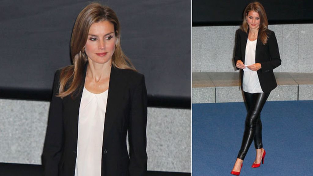 La princesa Letizia sorprendió con sus pantalones de vinilo