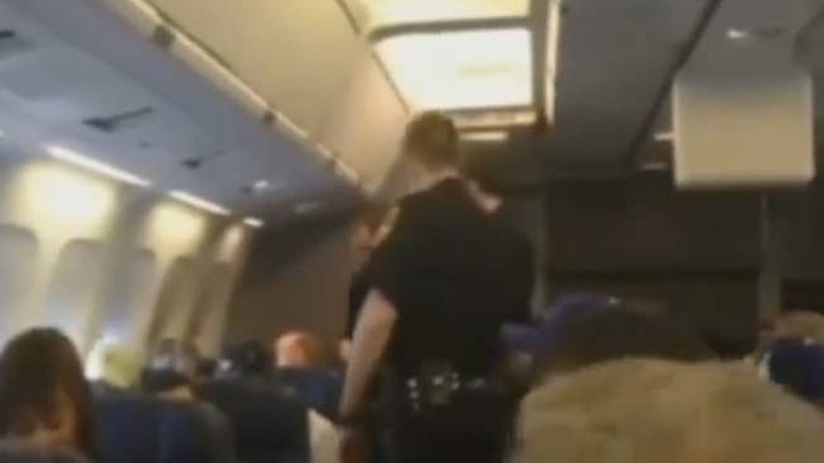 Un avión aterriza de emergencia porque una pasajera no deja de cantar a Whitney Houston Un avión aterriza de emergencia porque una pasajera no deja de cantar a Whitney Houston