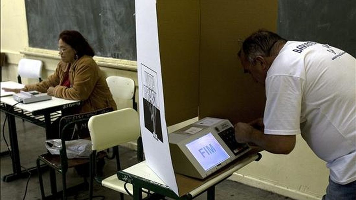 Brasil automatizó el sistema electoral para todo el país en las elecciones municipales de 2000, de manera que limitó la intervención humana, que implicaba fallos y fraudes, además de acelerar de forma ejemplar el procedimiento de recuento de votos. EFE/Archivo Brasil automatizó el sistema electoral para todo el país en las elecciones municipales de 2000, de manera que limitó la intervención humana, que implicaba fallos y fraudes, además de acelerar de forma ejemplar el procedimiento de recuento de votos. EFE/Archivo
