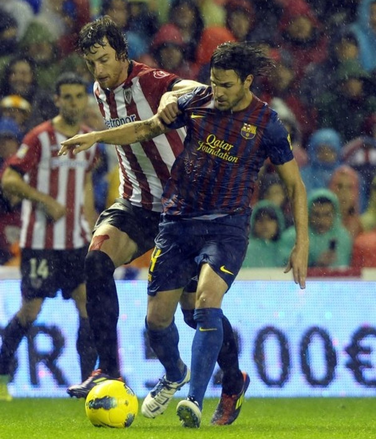 Fernando Amorebieta disputa un balón con Cesc Fábregas Fernando Amorebieta disputa un balón con Cesc Fábregas