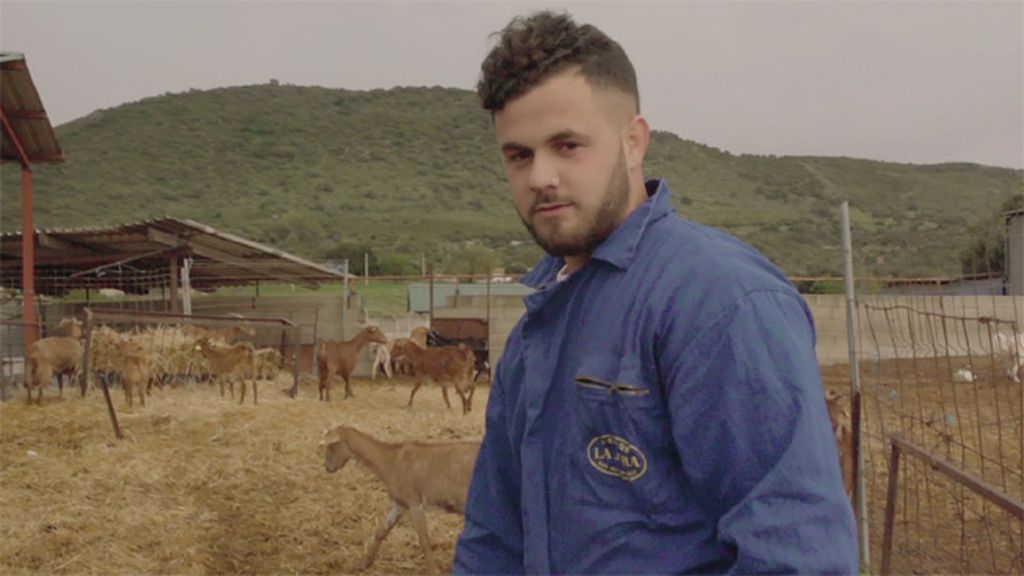 Apasionado de las cabras, quiere un amor para toda la vida