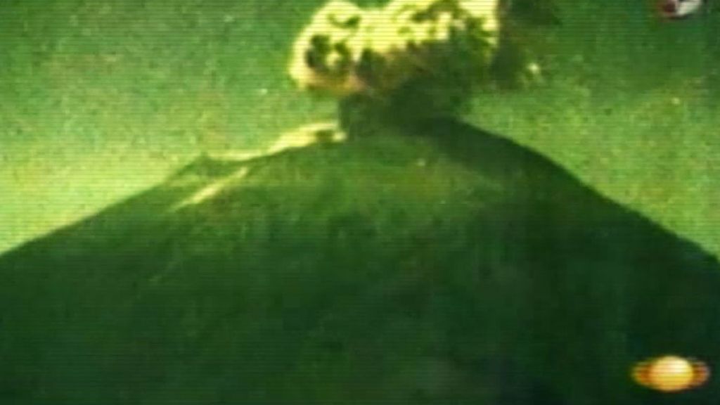 Extrañísimo objeto luminoso adentrándose en un volcán