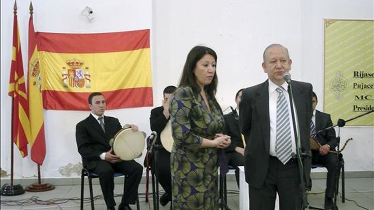 El embajador español en Macedonia, José Manuel Paz Agüeras (d), en el momento de su discurso delante de la Orquesta Islámica durante la inauguración de la exposición en Skopje (Macedonia) sobre la herencia islámica en España. EFE