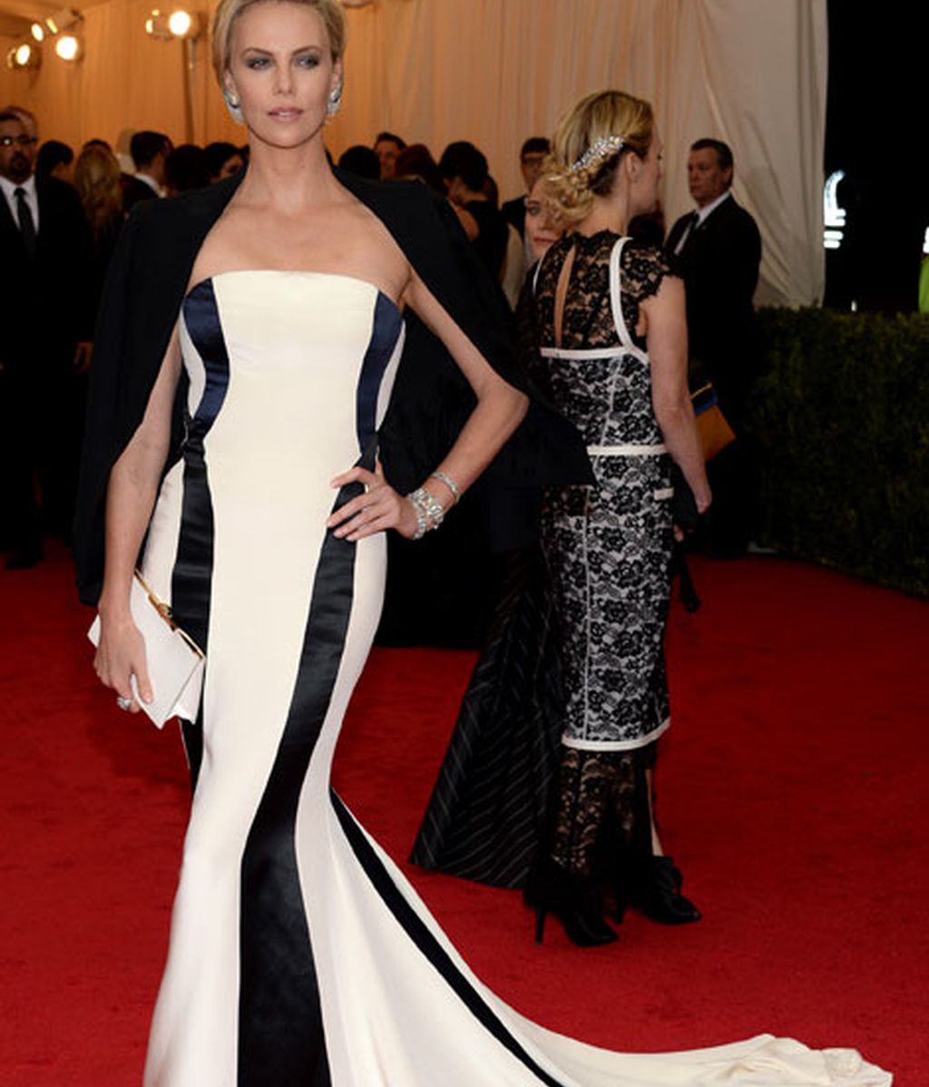 Charlize Theron de blanco y negro