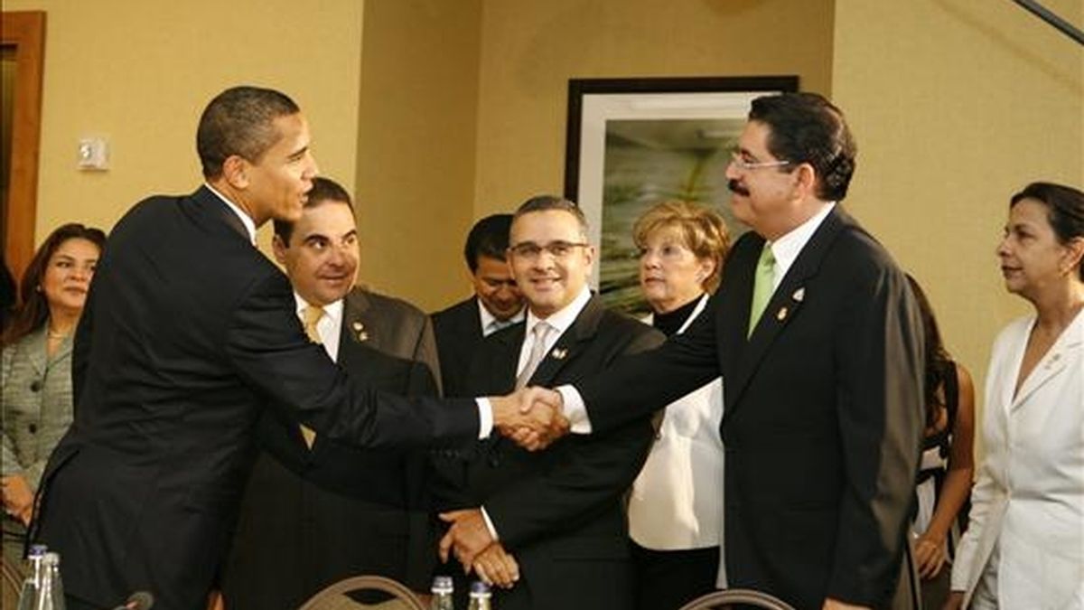 El presidente de Estados Unidos, Barack Obama, saluda a Manuel Zelaya, Presidente de Honduras, durante un encuentro con los mandatarios de Centro América, en el marco de V Cumbre de las Americas. EFE