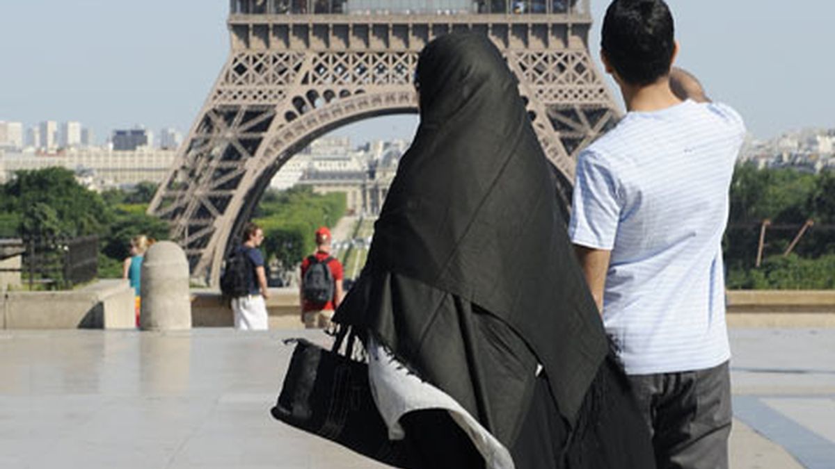 Imagen de archivo de una mujer con burka paseando por la zona de Trocadero de la capital francesa, París. Foto: Reuters