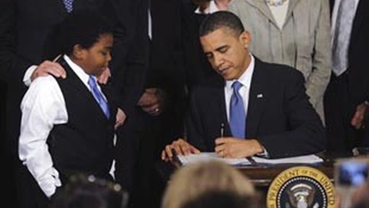 El presidente de EE.UU., Barack Obama (d), firma en una ceremonia en la sala Este de la Casa Blanca en Washington DC, EE.UU., la ley de reforma sanitaria. Foto:EFE