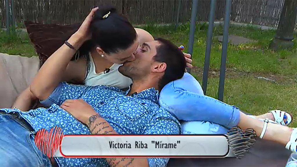 A Isaac no le encantan los besos de Paula