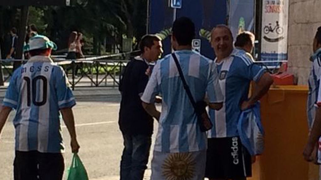 Los hinchas argentinos inundan de albiceleste el Hyundai Fan Park de Madrid