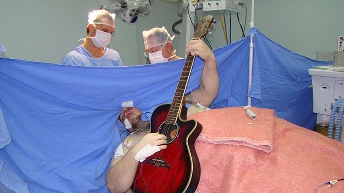 Anthony Kulkamp toca la guitarra mientras le operan de un tumor cerebral