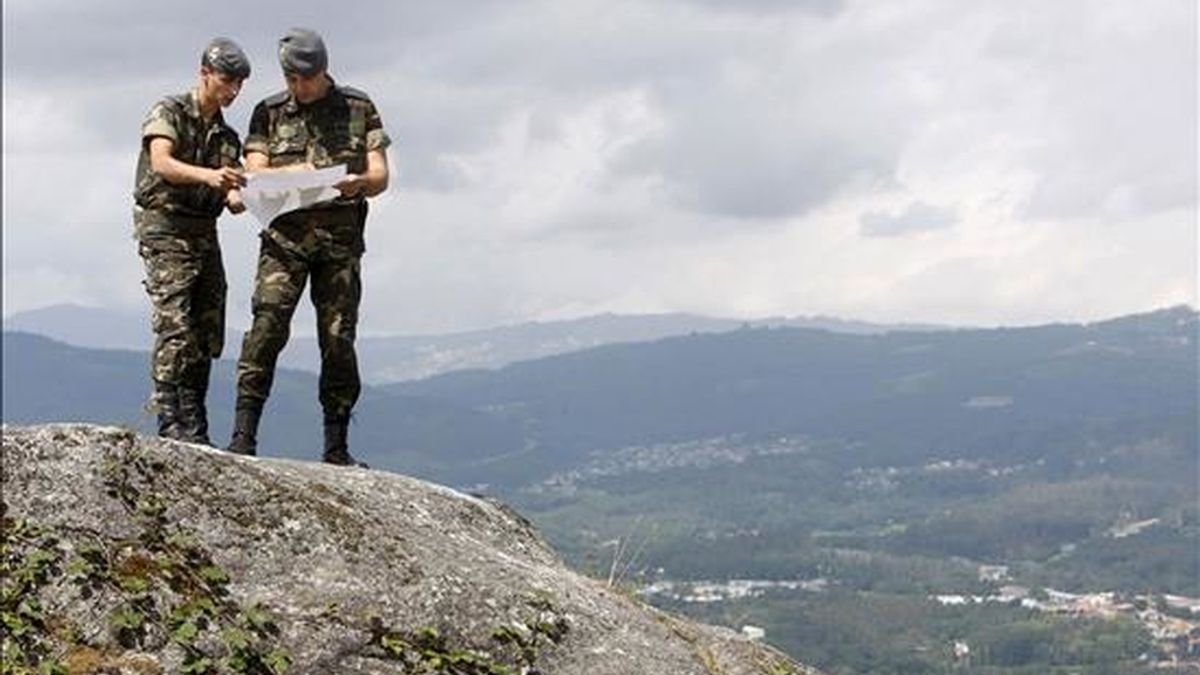 Mandos y soldados del ejército de tierra pertenecientes a la Brigada Ligera Aerotransportable de Figueirido en Pontevedra se han sumado a los efectivos contraincendios con brigadas de vigilancia. EFE