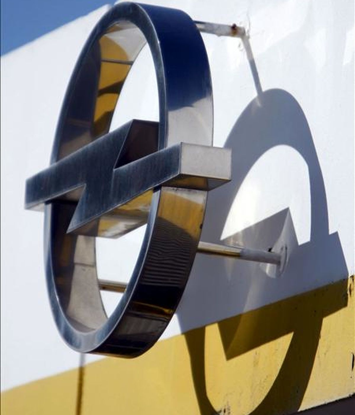 En la fotografía, el logotipo de la marca en las instalaciones de Figueruelas. EFE/Archivo