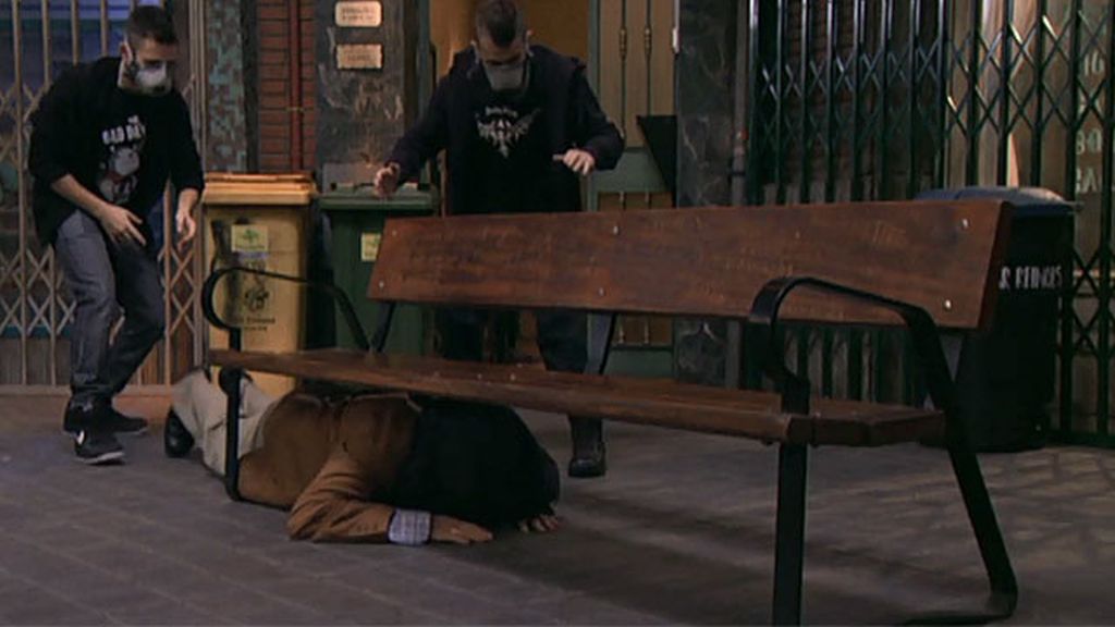 El hostelero cae en la broma de Jonathan y Mecos