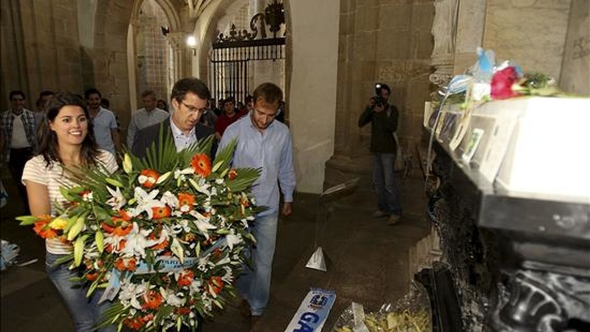 El secretario general del P.P.deG. Alberto Nuñez Feijoo (c), acompañado de miembros de Nuevas Generaciones, realizó una ofrenda floral en la tumba de Rosalia de Castro en el Panteon de Galegos Ilustres. EFE