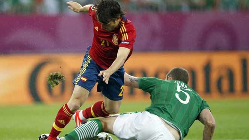 Silva intenta regatear al irlandés Richard Dunne