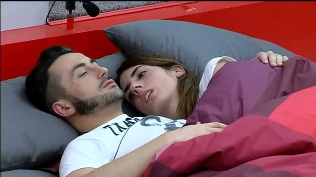 El vasco compartió cama con su amiga especial pero terminó durmiendo con Han