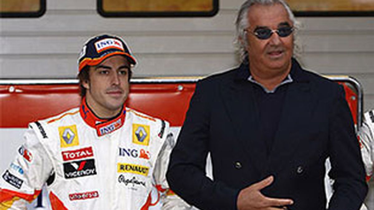 Alonso y Briatore, en la presentación del R-29. FOTO: Archivo.