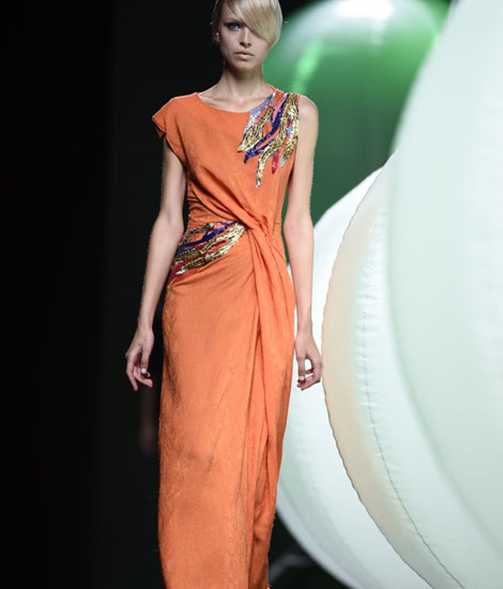 Bordados y drapeados rompen la geometría