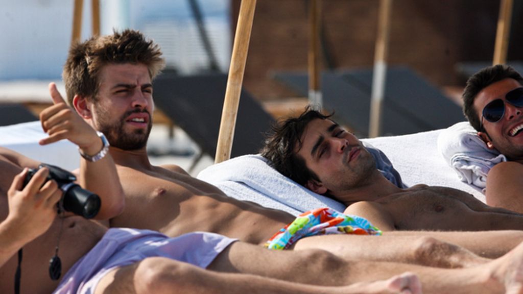 Piqué se divierte en la playa sin Shakira