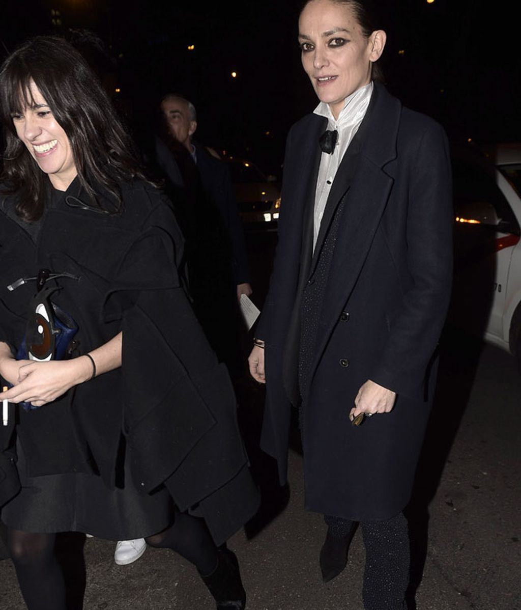 Amaya Arzuaga y Laura Ponte, con pajarita negra y traje de chaqueta y pantalón