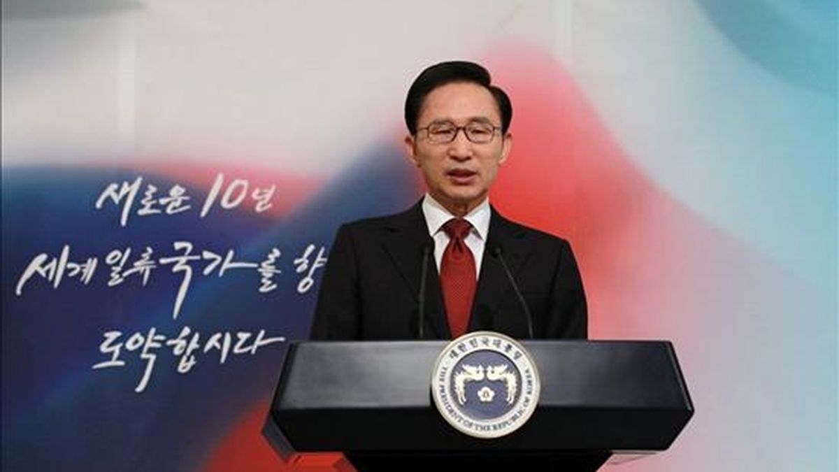 El presidente surcoreano, Lee Myung-bak, pronuncia un discurso de año nuevo en su oficina presidencial,  hoy, 3 de enero de 2011 en Seúl, Corea del Sur. Lee confió en que su país lleve en 2011 la paz a la península coreana y logre un mayor desarrollo económico. EFE/Casa Presidencial