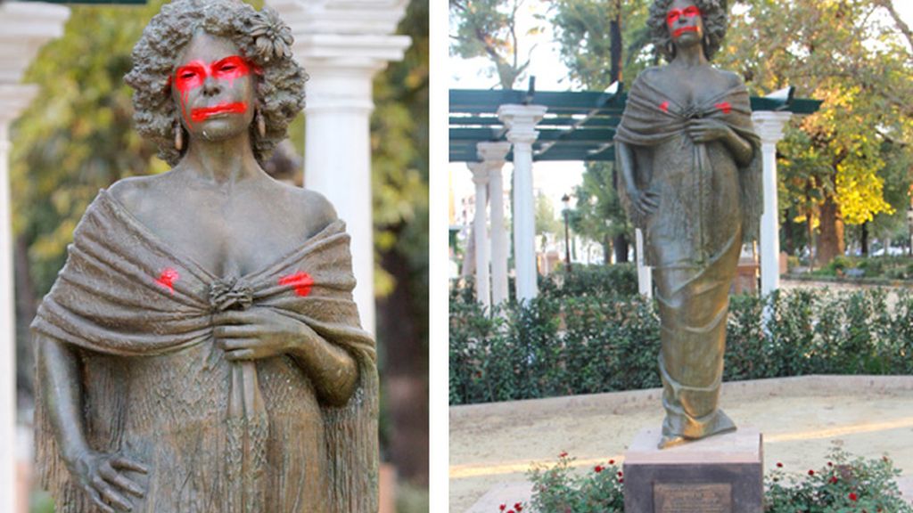 Las pintadas en la escultura de la Duquesa de Alba, en Sevilla.