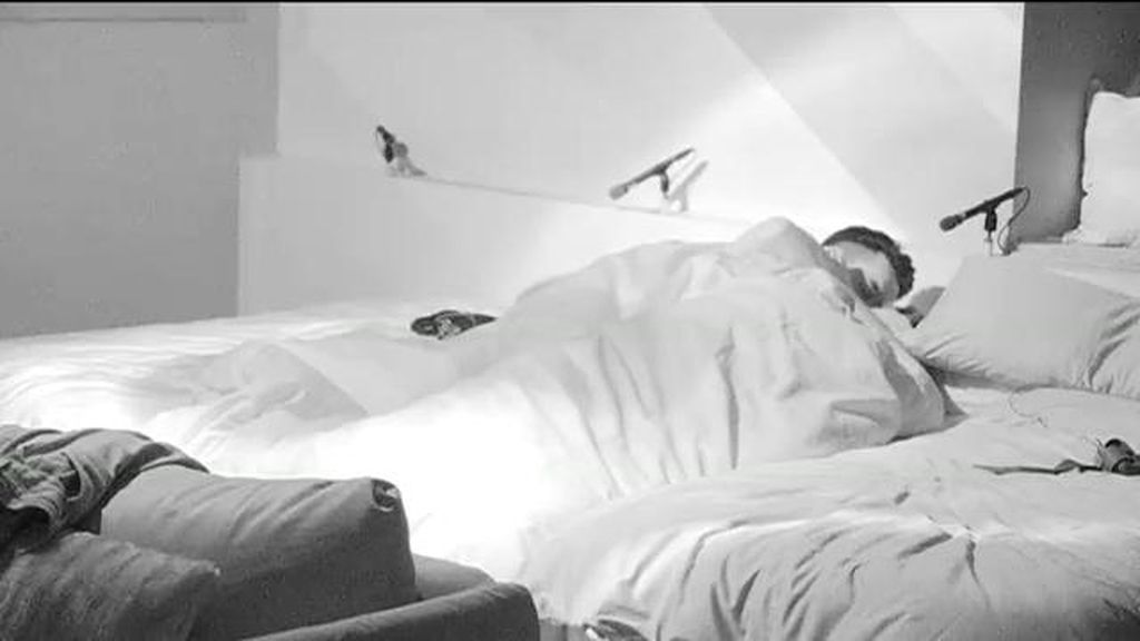 El vasco compartió cama con su amiga especial pero terminó durmiendo con Han