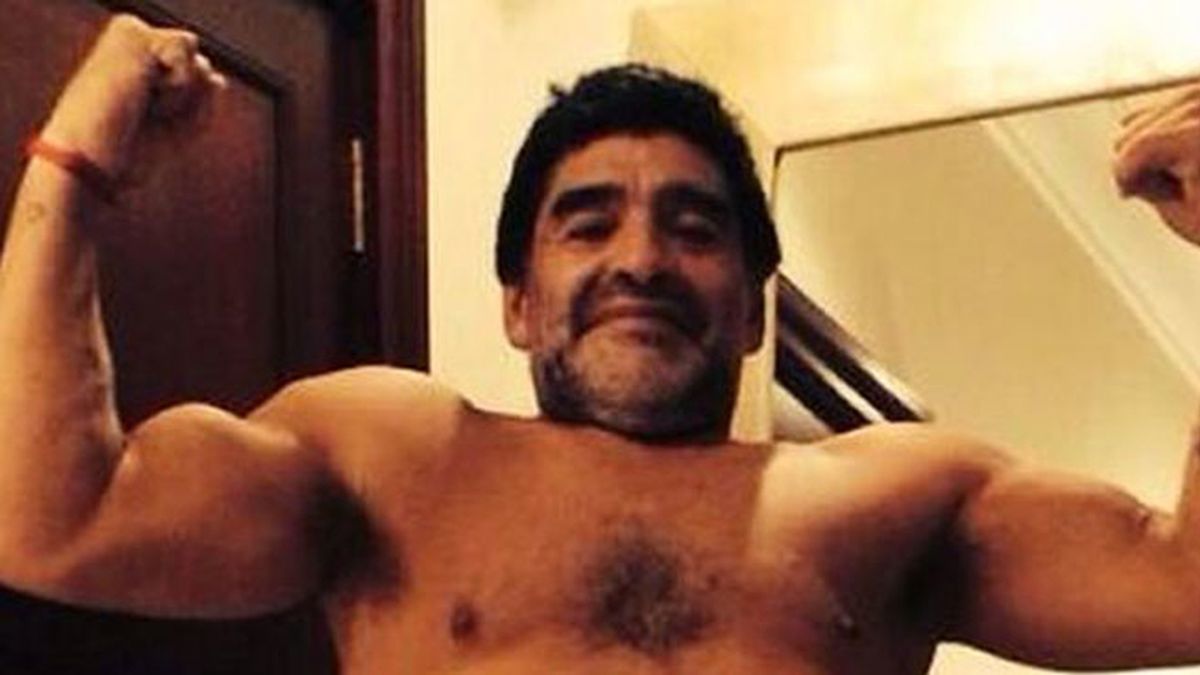 Maradona enseña músculo en Internet