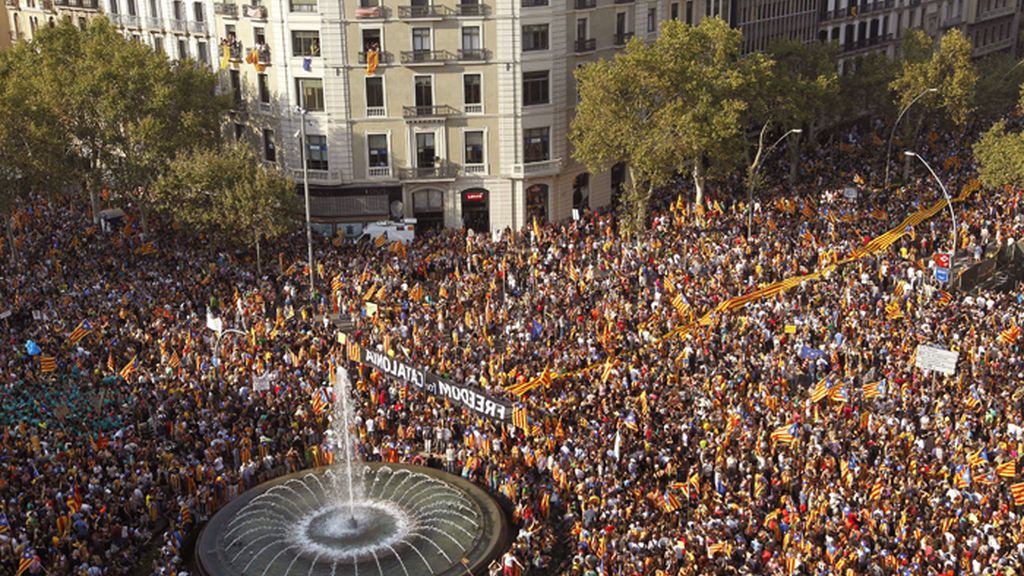 Miles de catalanes participan en el centro de Barcelona en una manifestación independentista bajo el eslogan \