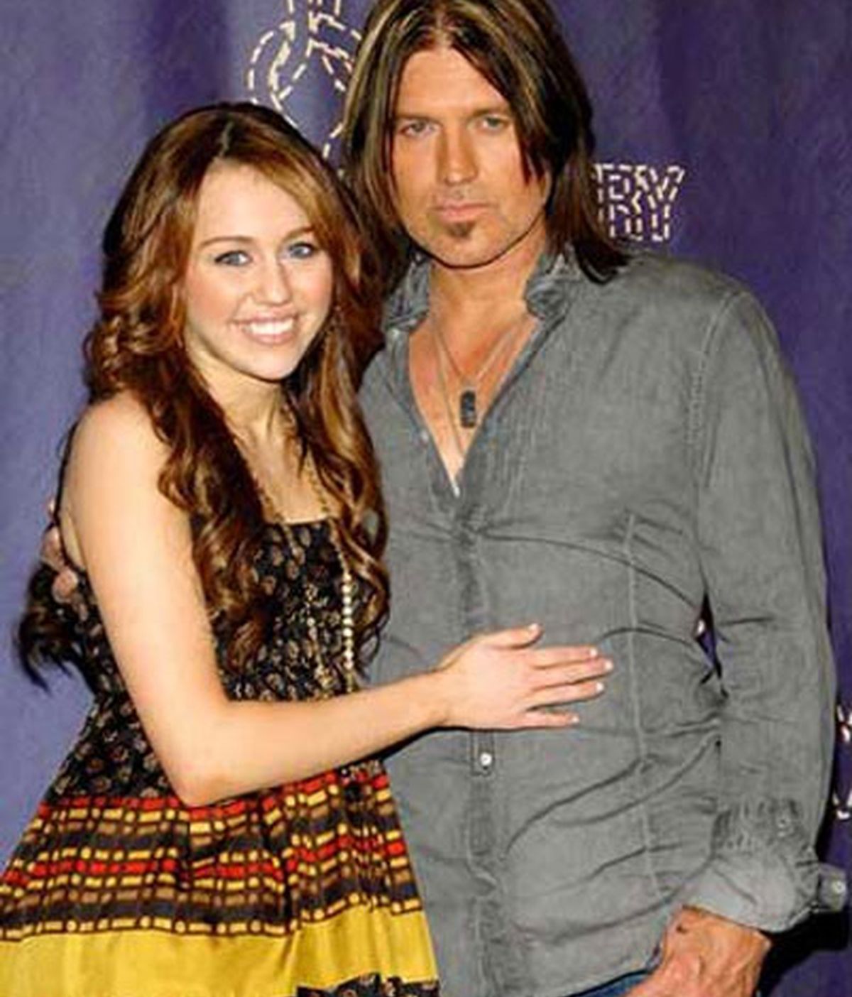 Miley y su padre posan juntos ante las cámaras. Foto: AP Miley y su padre posan juntos ante las cámaras. Foto: AP
