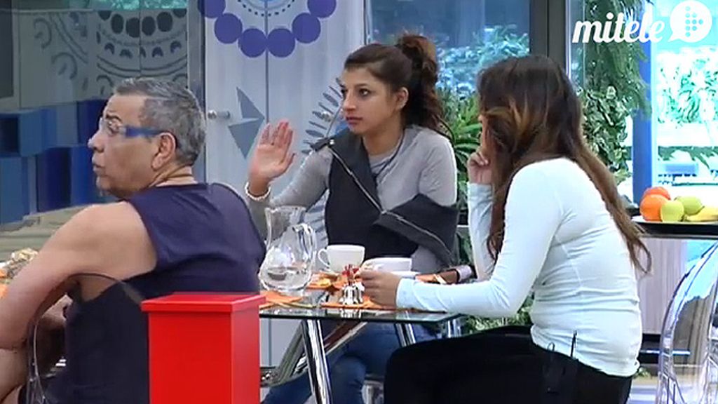 Ylenia vierte el zumo por mirarse al espejo y Aguasantas pide un médico