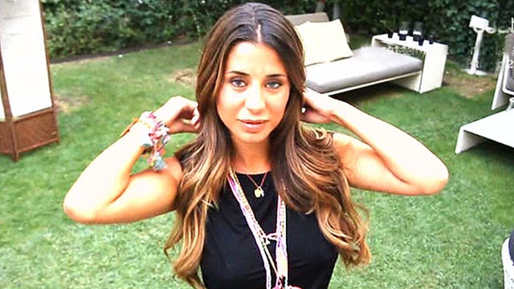 Vestido negro y complementos 'fluor' para las noches de fiesta