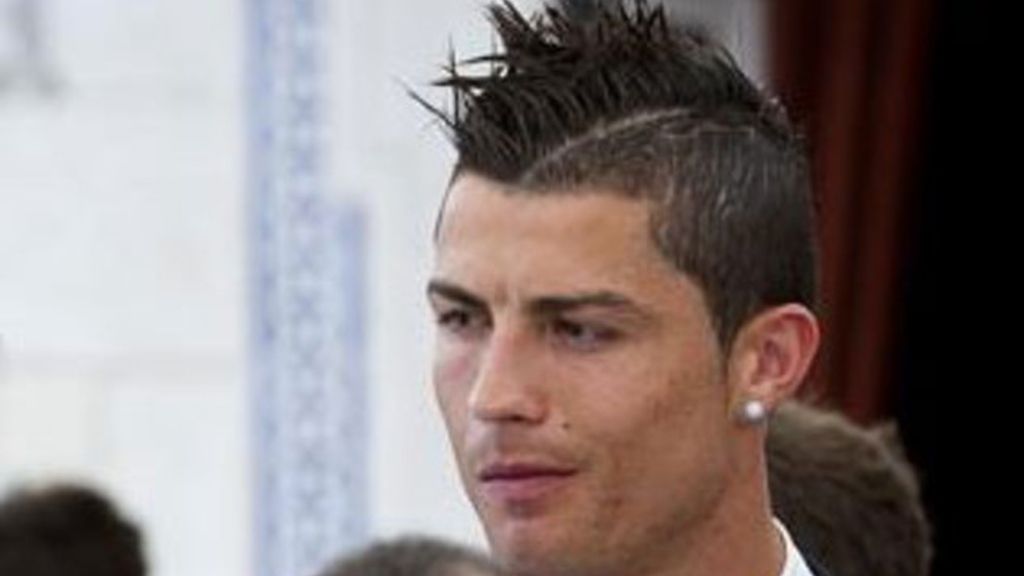 En el lateral, en el flequillo, doble raya...