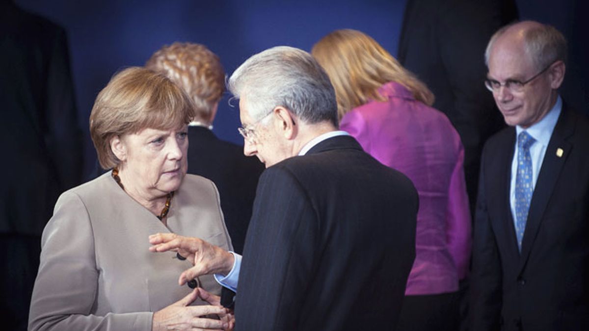 La canciller Angela Merkel conversa con el primer ministro italiano, Mario Monti, en la cumbre de Bruselas