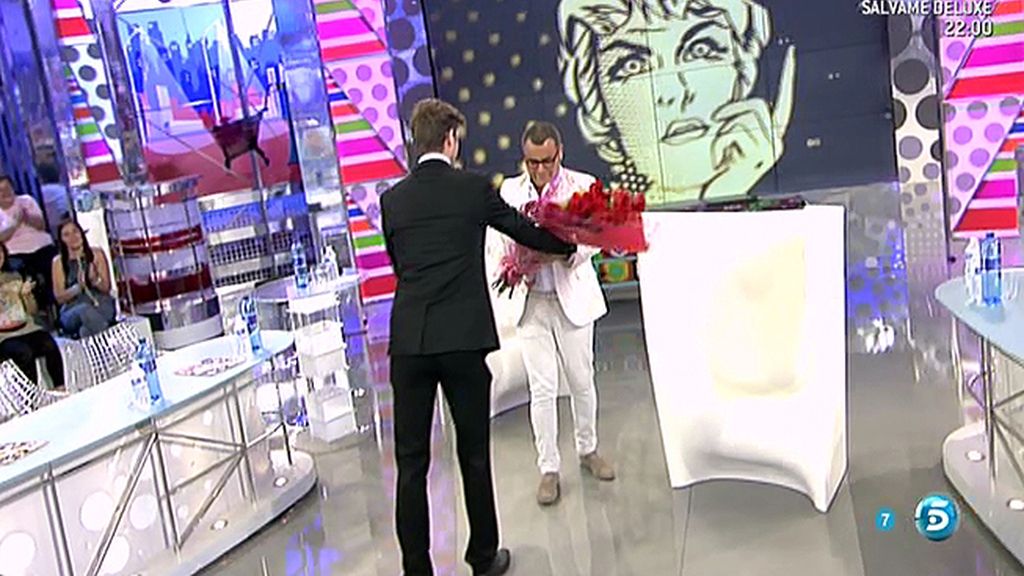 El programa le ha recibido con un ramo de flores