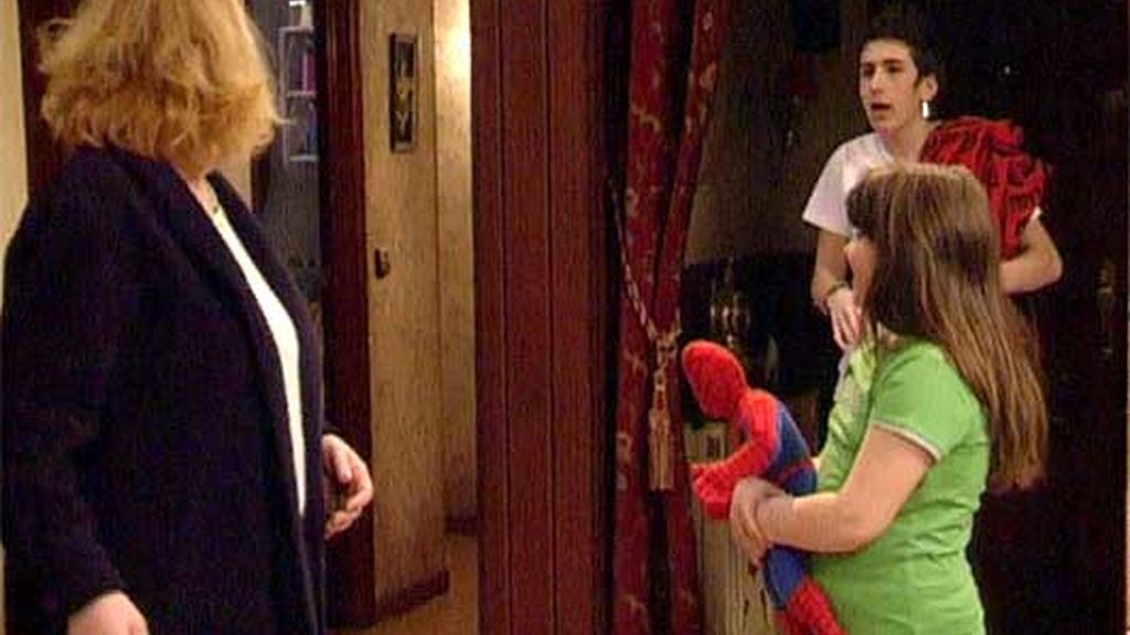 Jonathan duerme abrazado a su Spiderman