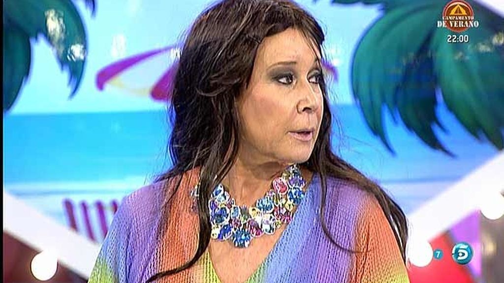 Mila se enfada y se quita el atrezzo