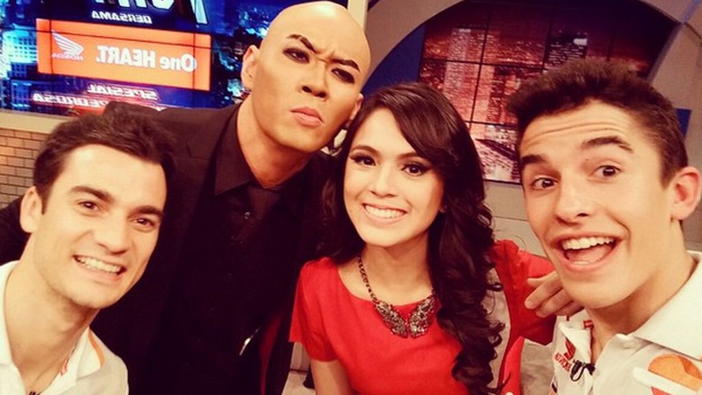 Así es Nycta Gyna, la presentadora indonesia que intentó ligar con Márquez en directo