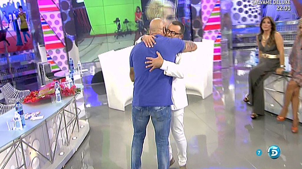 Jorge Javier vuelve a ‘Sálvame’, de blanco y repartiendo abrazos a sus compañeros