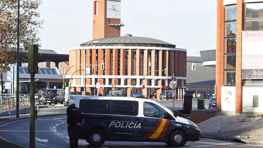 Un coche de policía bloquea el paso a la estación de Atocha cerrada por un falso aviso de bomba