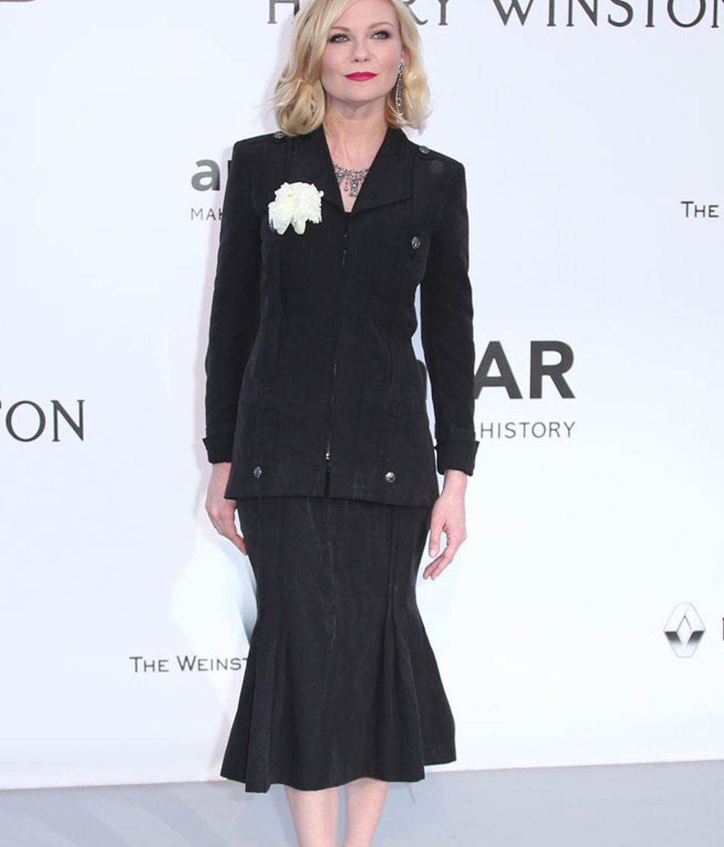 Kirsten Dunst con traje de chaqueta y falda de Chanel